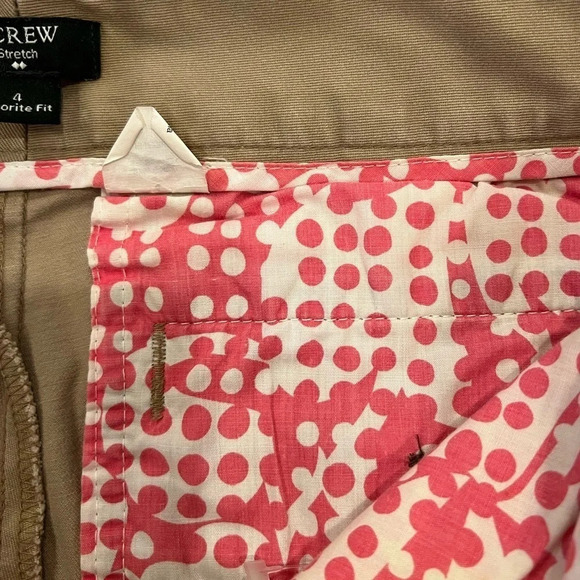 J crew favorite fit capri size 4 
Khaki 
Good condition 
Waist 15”
Inseam 17” - Picture 3 of 4